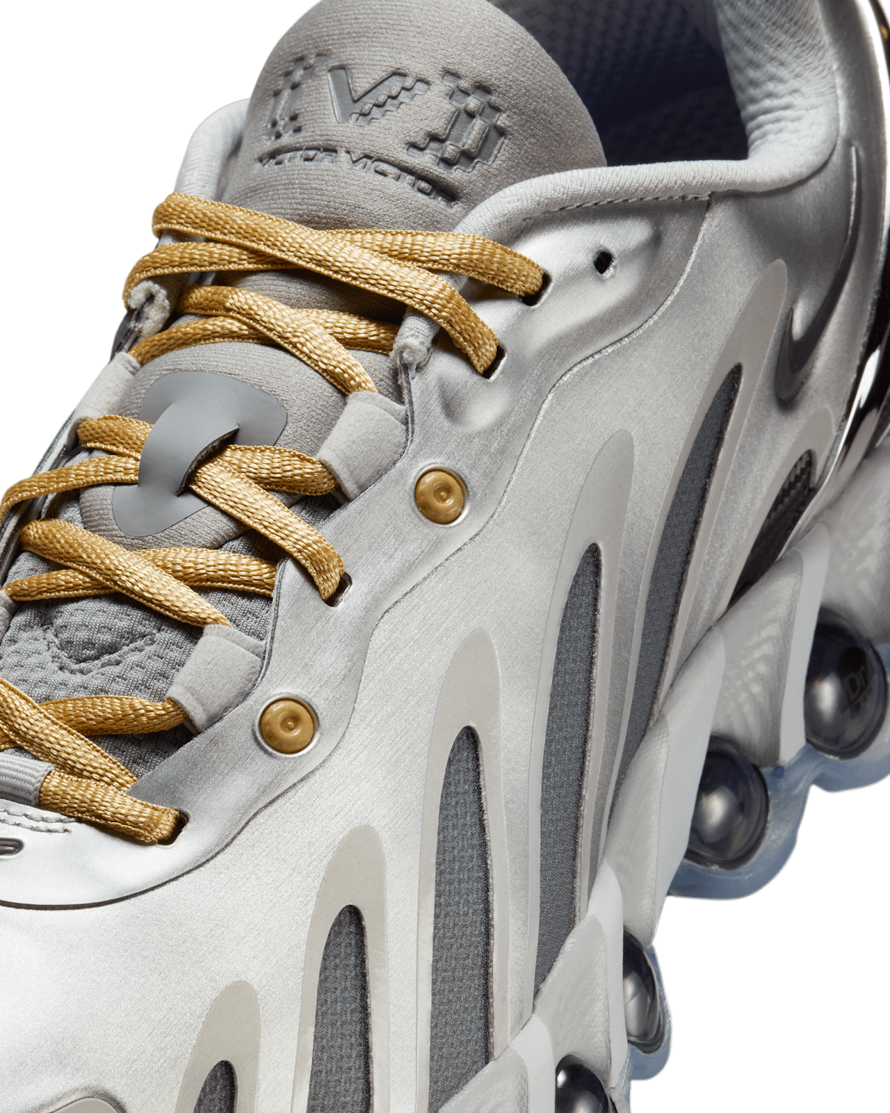 NIKE公式】エア マックス Dn8 x Victor Victor 'Metallic Silver